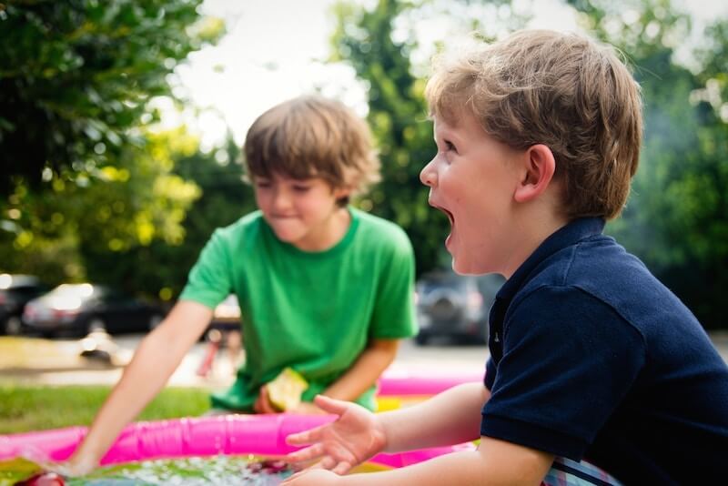 子供の塾のサポートは大変…宿題やテスト勉強の手伝い、送り迎えでイライラ