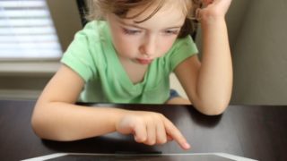 通信教育をする幼稚園児